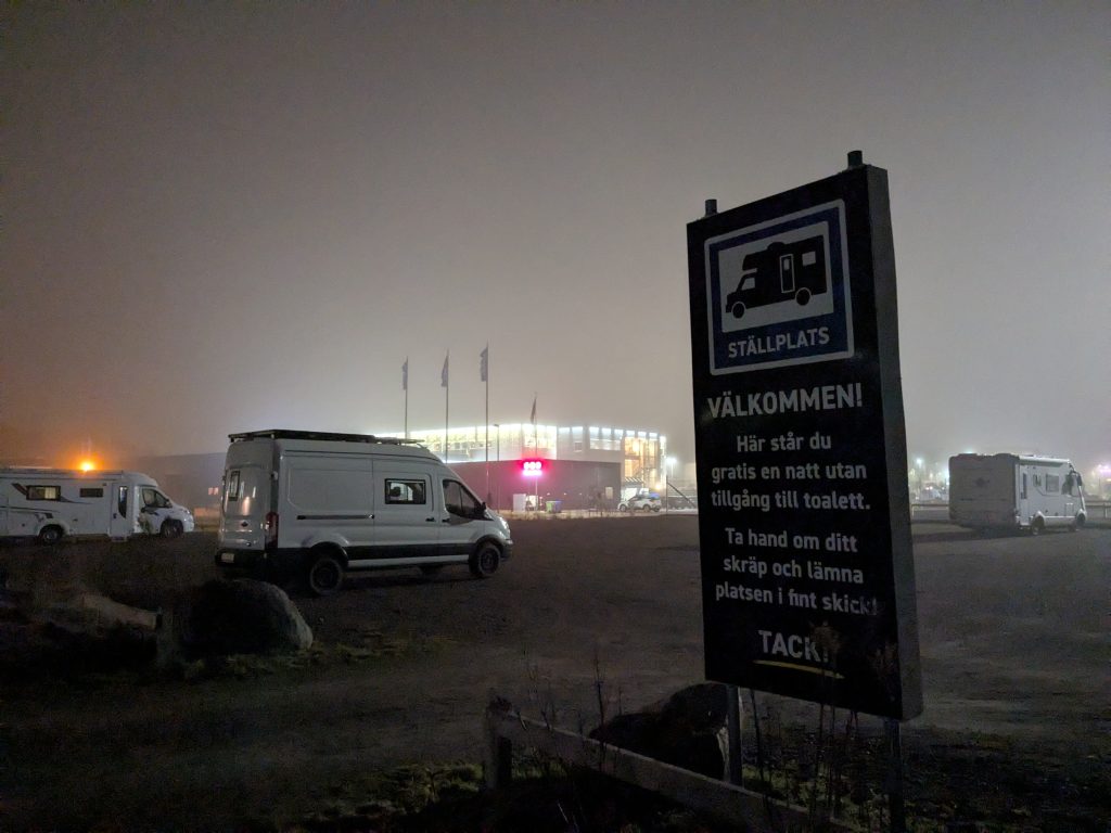 Engelsons bietet einen kostenlosen Stellplatz gegenüber ihres Warenhauses