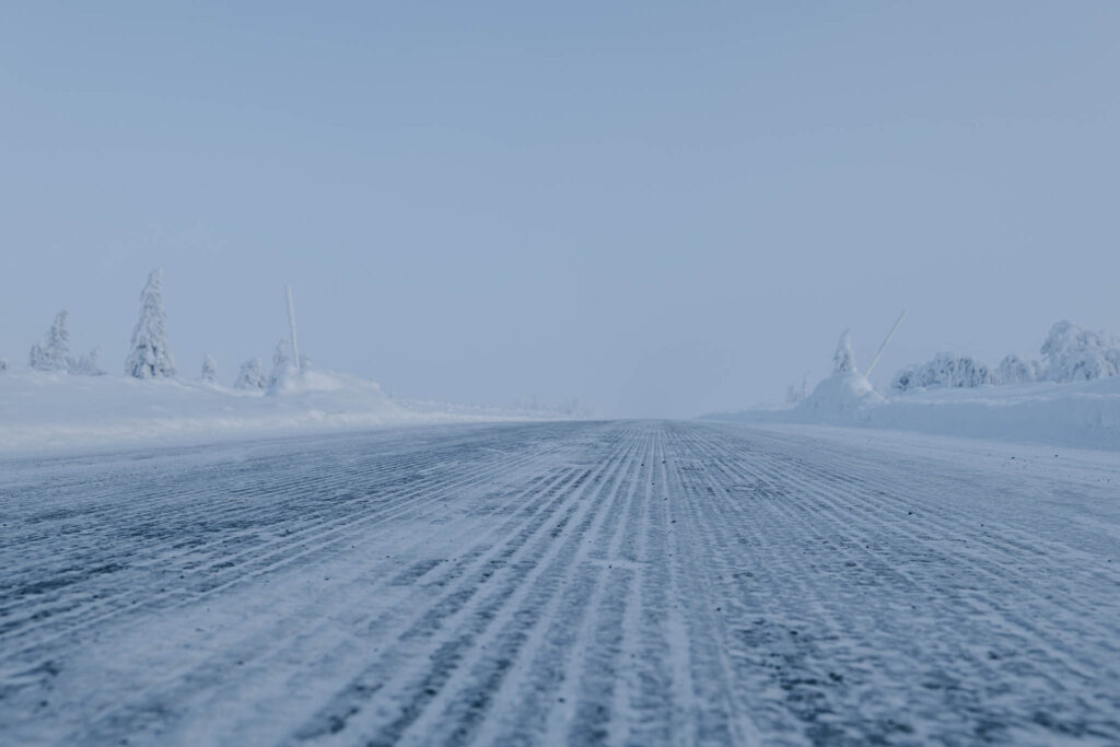 Vereiste Straße im Norden Schwedens